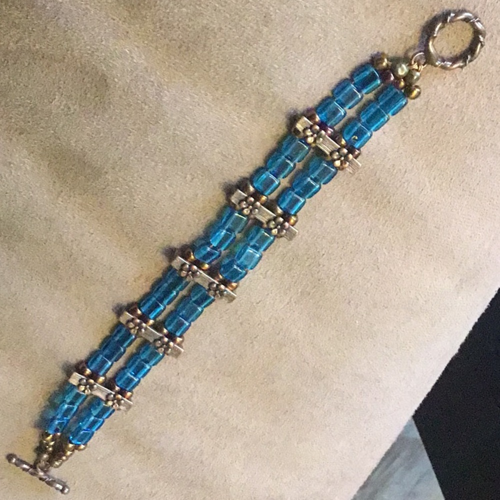 Medium-sized turquoise bracelet